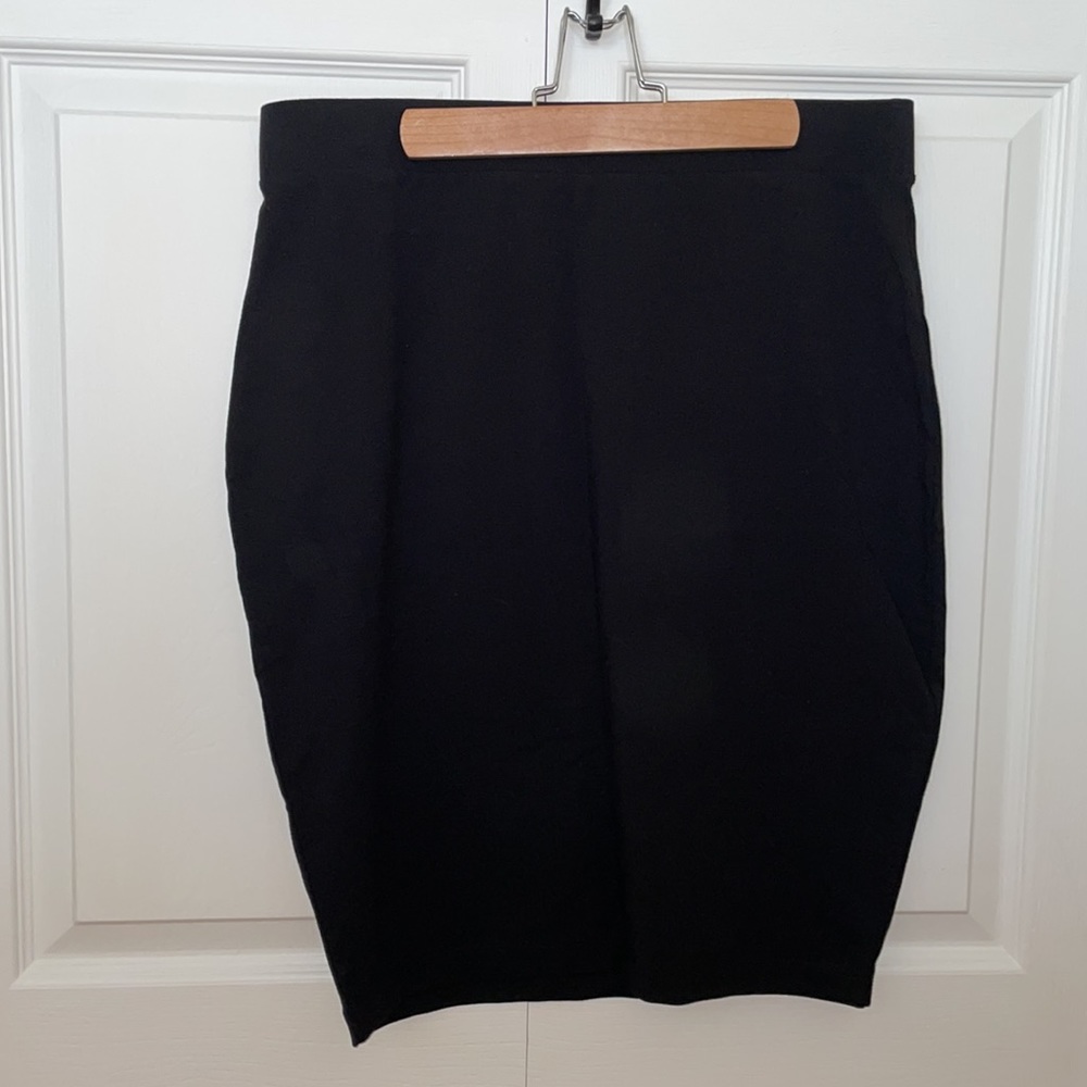 Black NWT straight skirt in stretch jersey